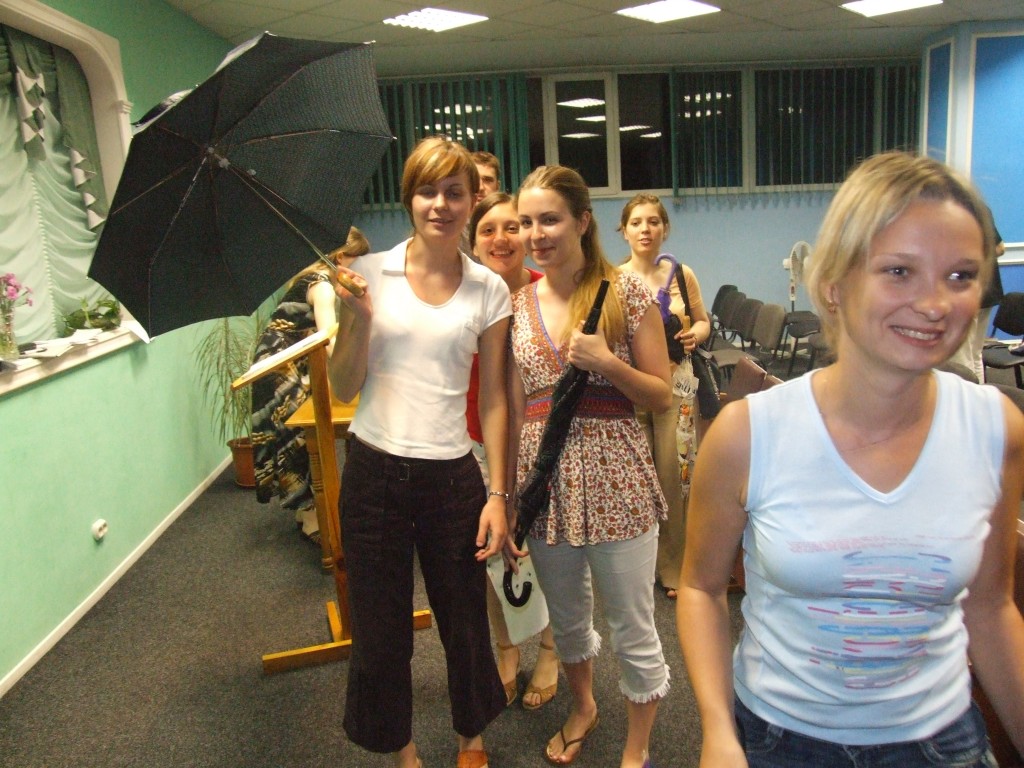 Вита Исакова, Алена Исакова и Женя Кулай
на заднем плане Светлана Зотова и Маша Чернешенко