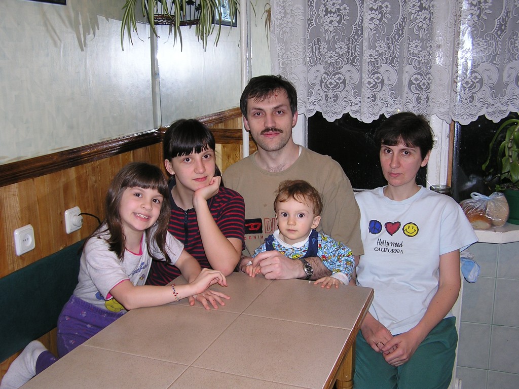 Семья Зотовых: Саша и Галина, Светлана, Настя и Андрей