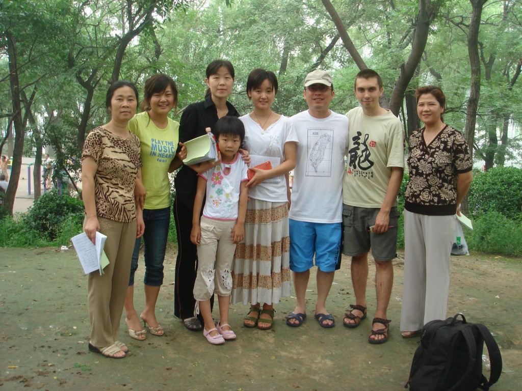 Джон Ю, Владимир Олейник и группа христиан из Пекина
( мы встретили их в парке )